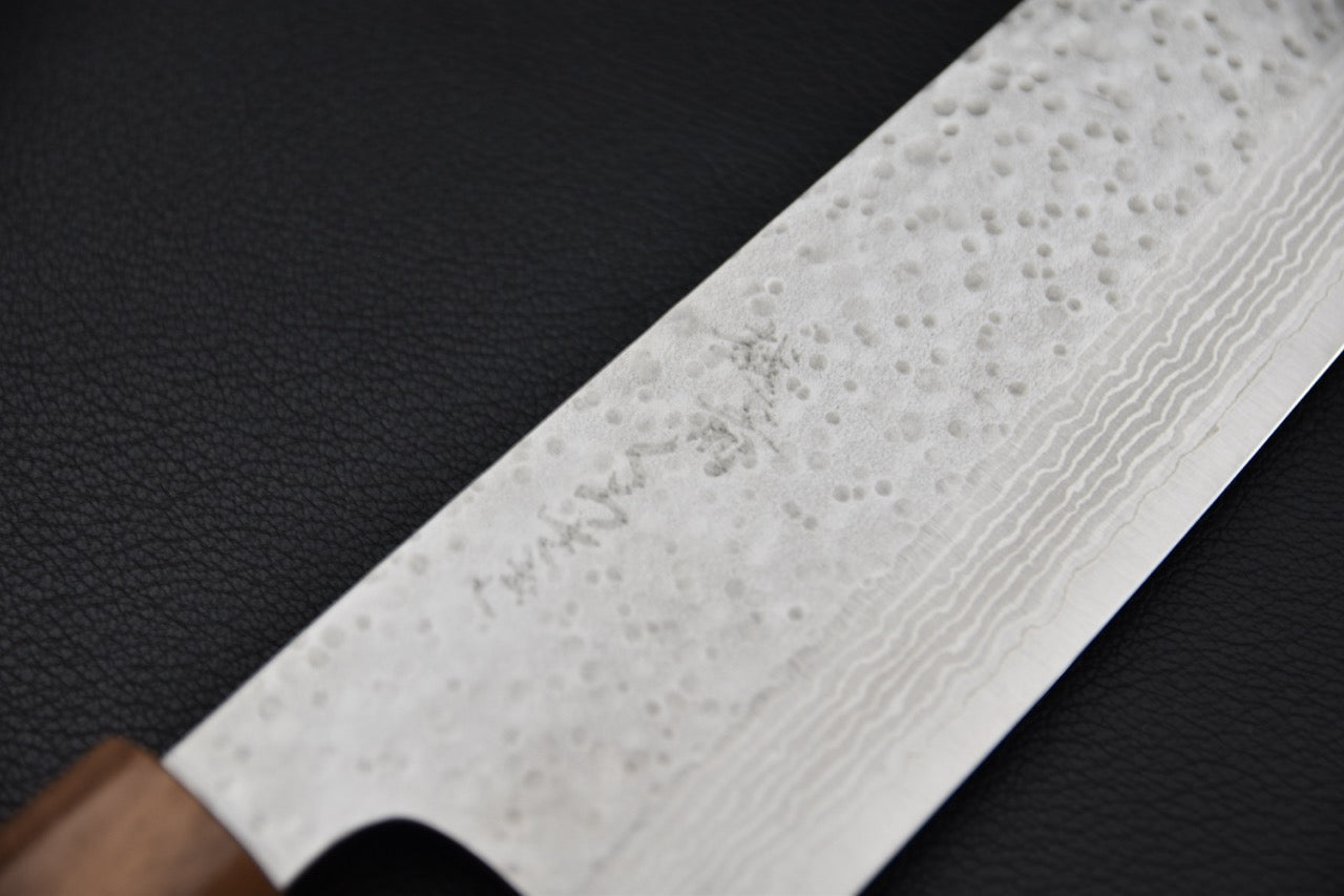Couteau japonais gyuto 240 mm — détail du flanc de lame, empreintes tsuchime