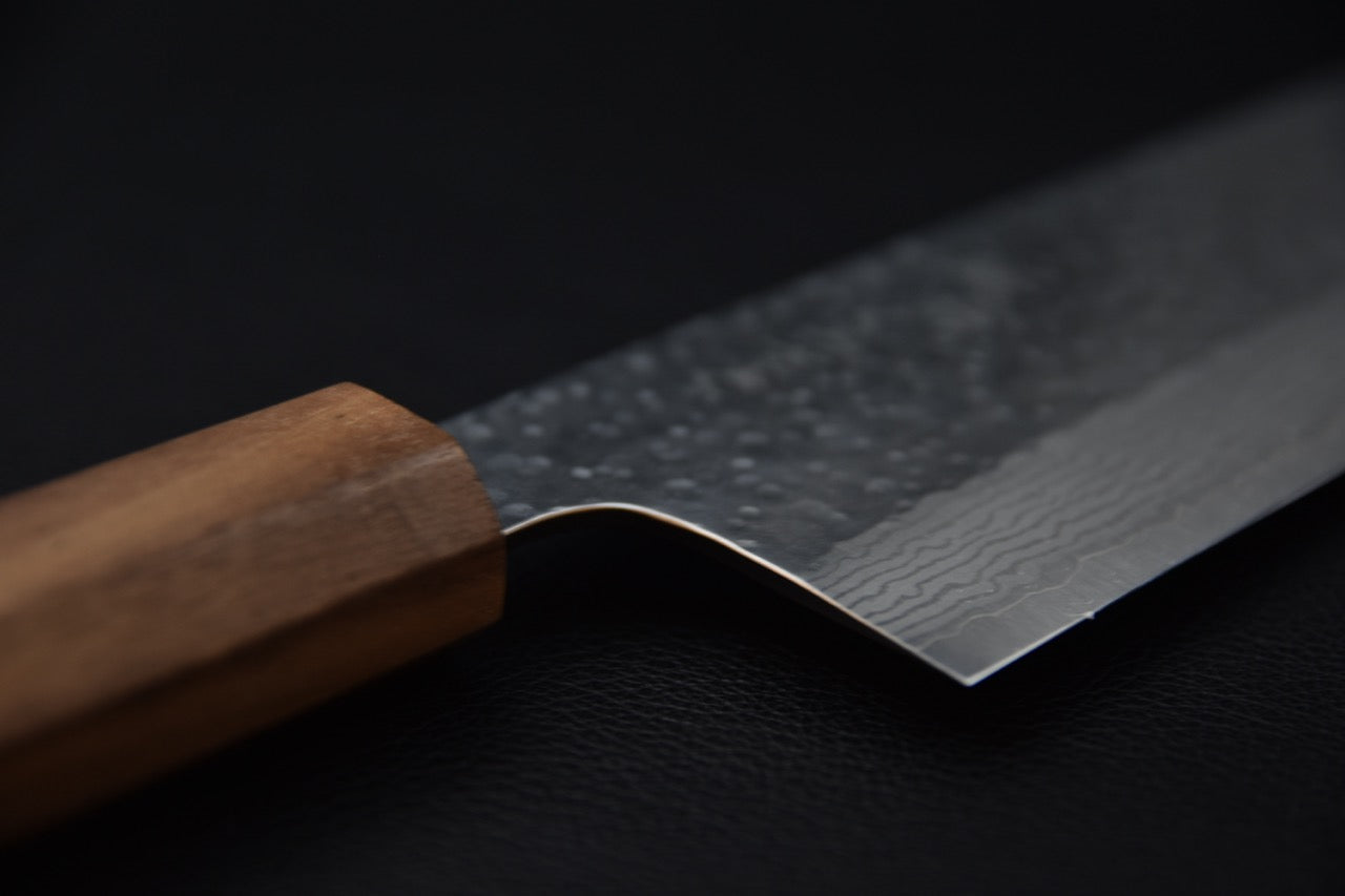 Couteau japonais gyuto 240 mm — vue de dos, profil de la lame