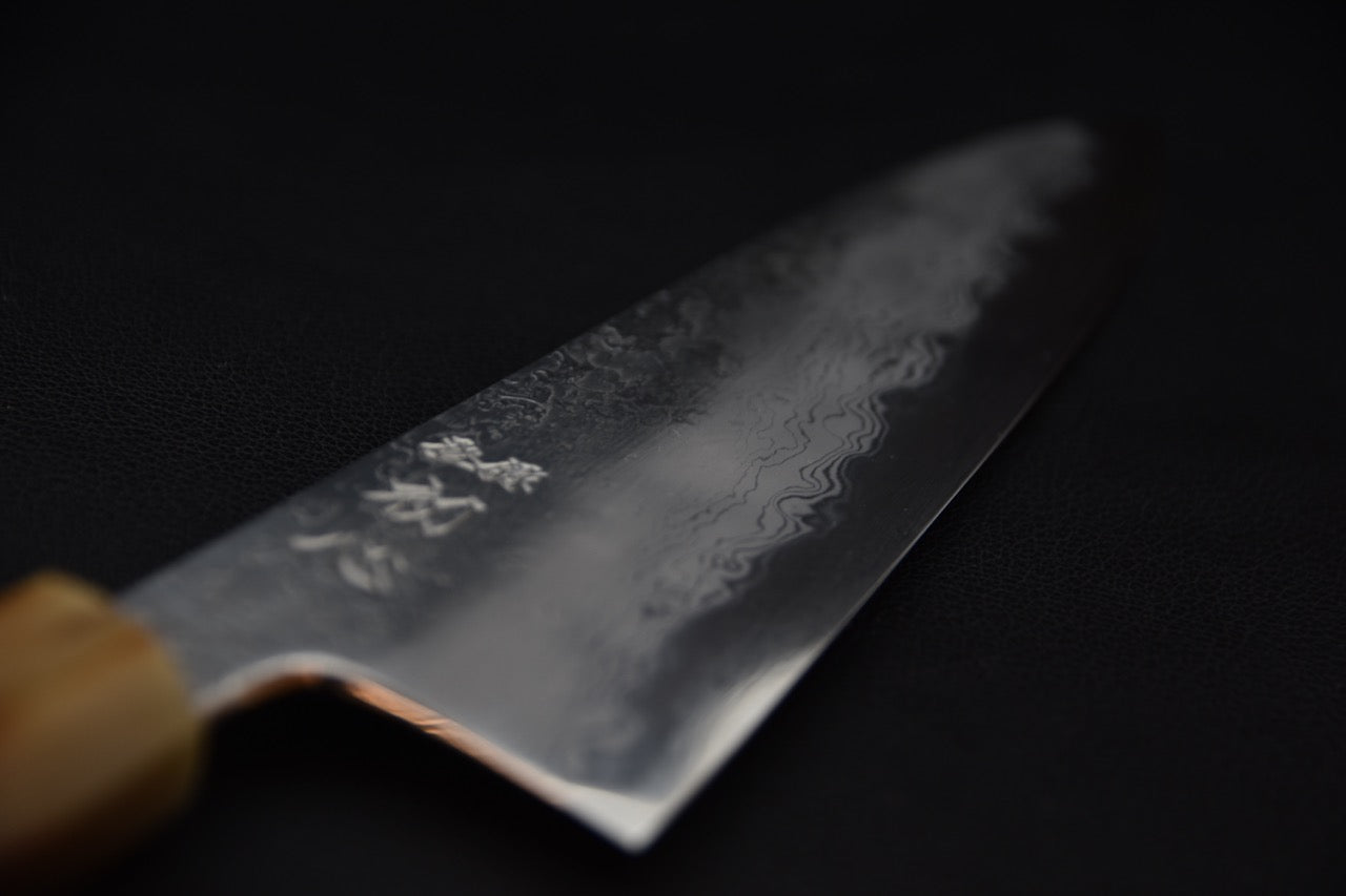 Couteau japonais Gyuto de 210mm en acier Damascus avec manche en ébène sur fond noir