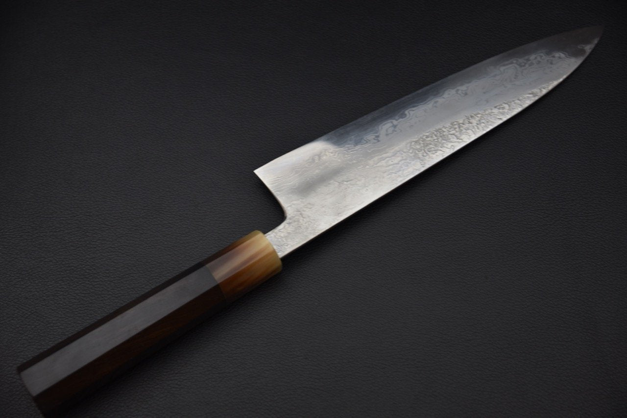 Couteau japonais Gyuto 210mm en acier Damascus avec manche en ébène sur fond noir