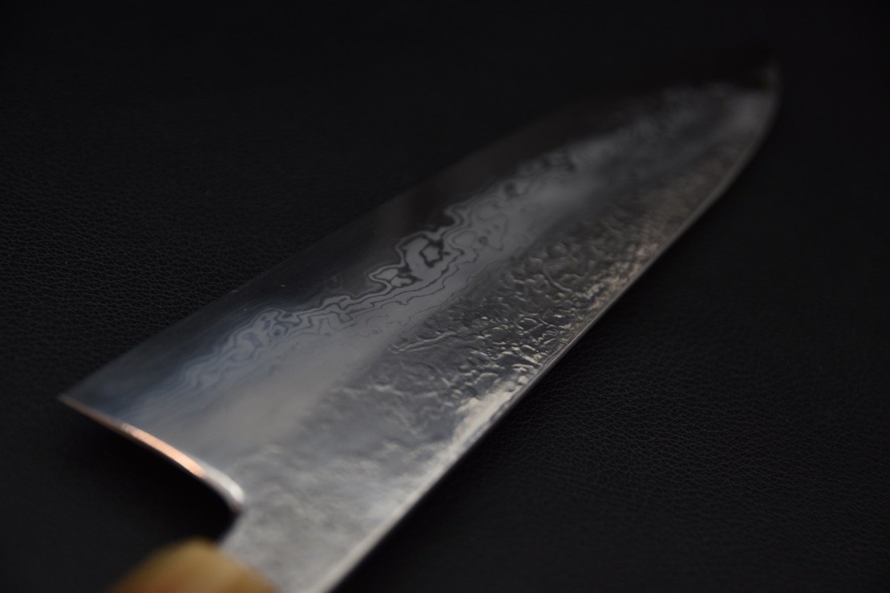 Couteau japonais Gyuto en acier Damascus avec motifs distinctifs sur lame brillante