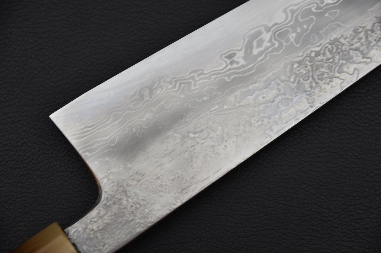 Couteau japonais Gyuto avec lame en acier Damascus migaki sur fond noir