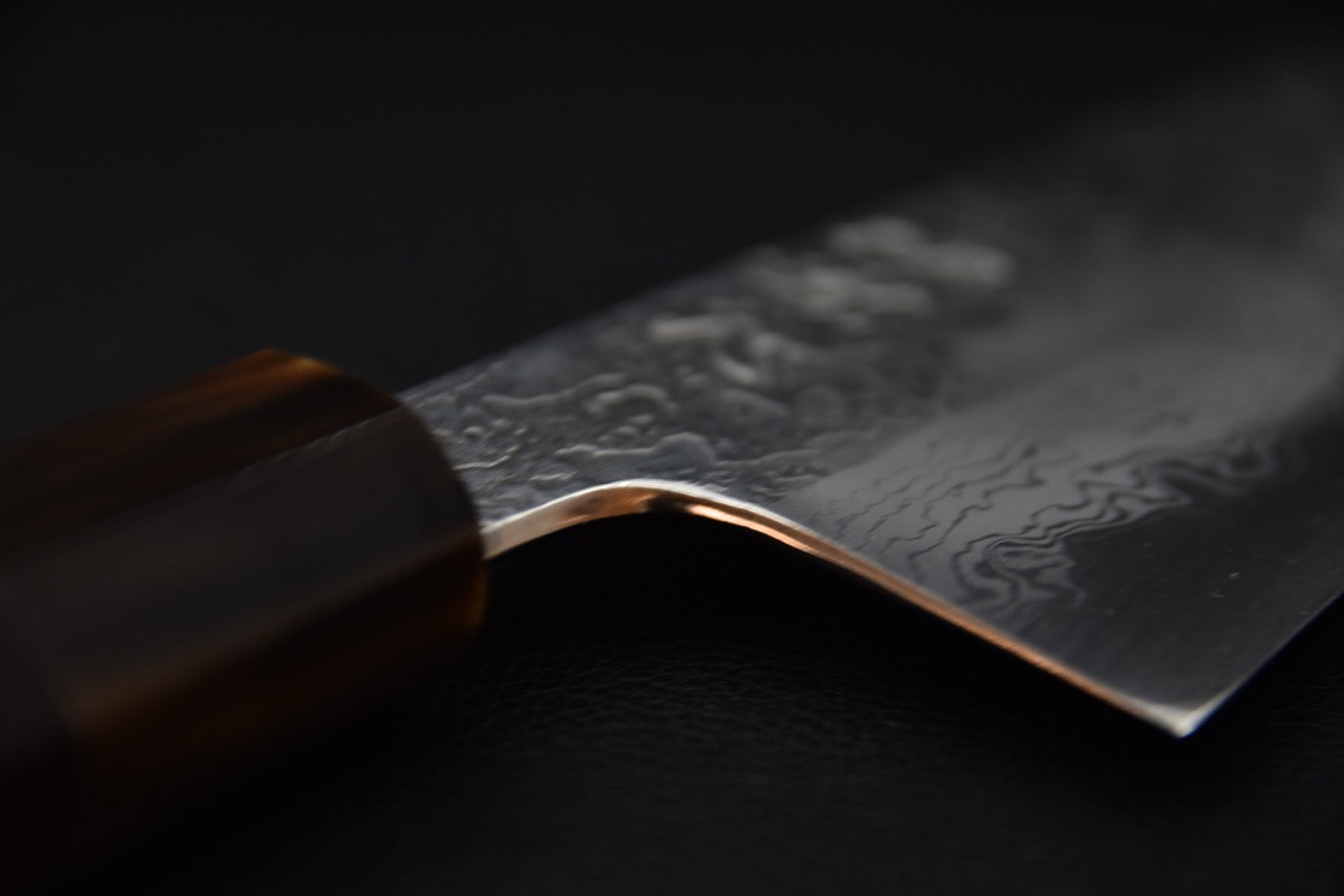 Photo macro, vue du talon gyuto 240mm en acier damascus par Masuda Yoshihide.