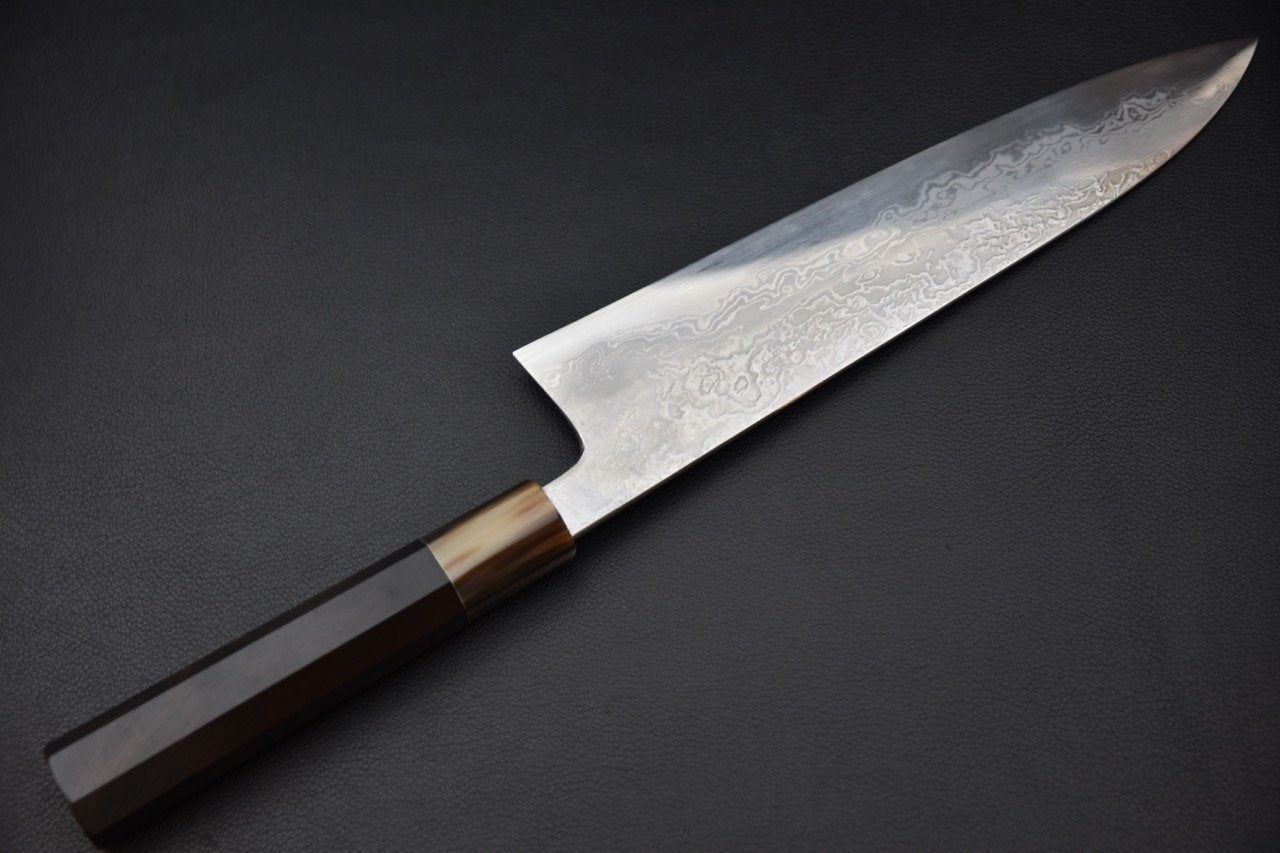 Couteau japonais Gyuto en acier damassé avec manche en ébène, vue du profil gauche