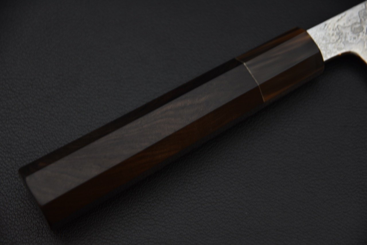 Gros plan sur le manche en ébène couteau japonais Gyuto 240mm de la région de Sanjo