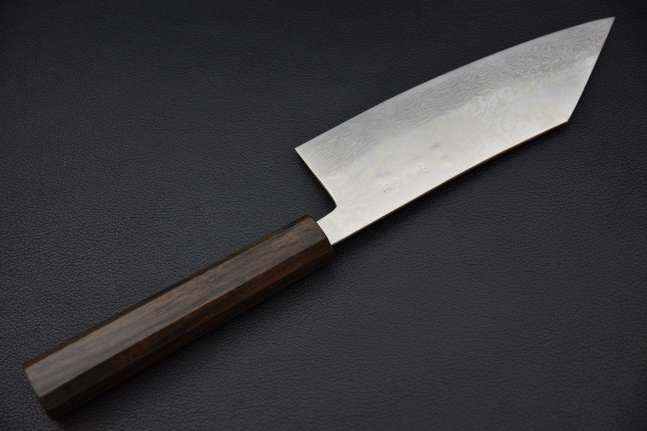 Couteau japonais Tsubaki avec lame en acier Damascus et manche en bois de Bubinga sur fond noir