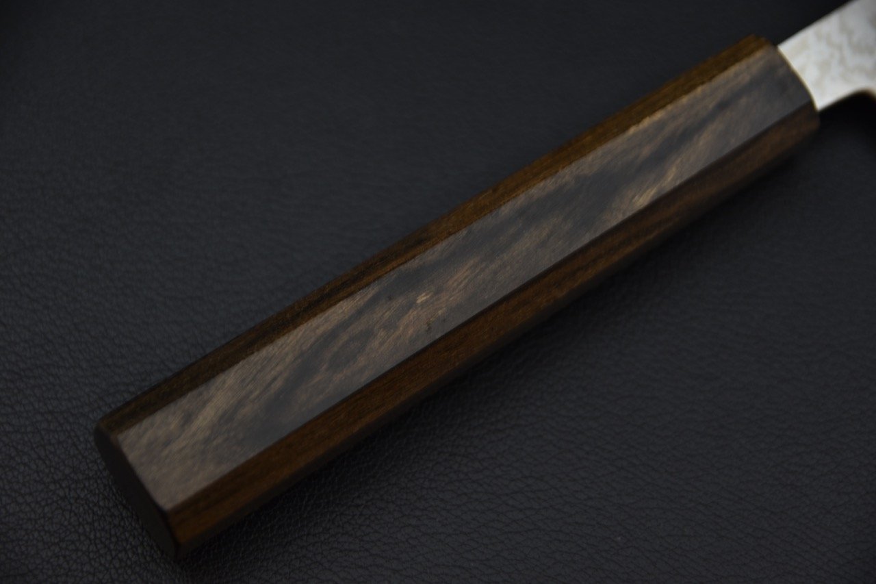 Manche en bois de Bubinga d'un couteau japonais Tsubaki sur fond noir