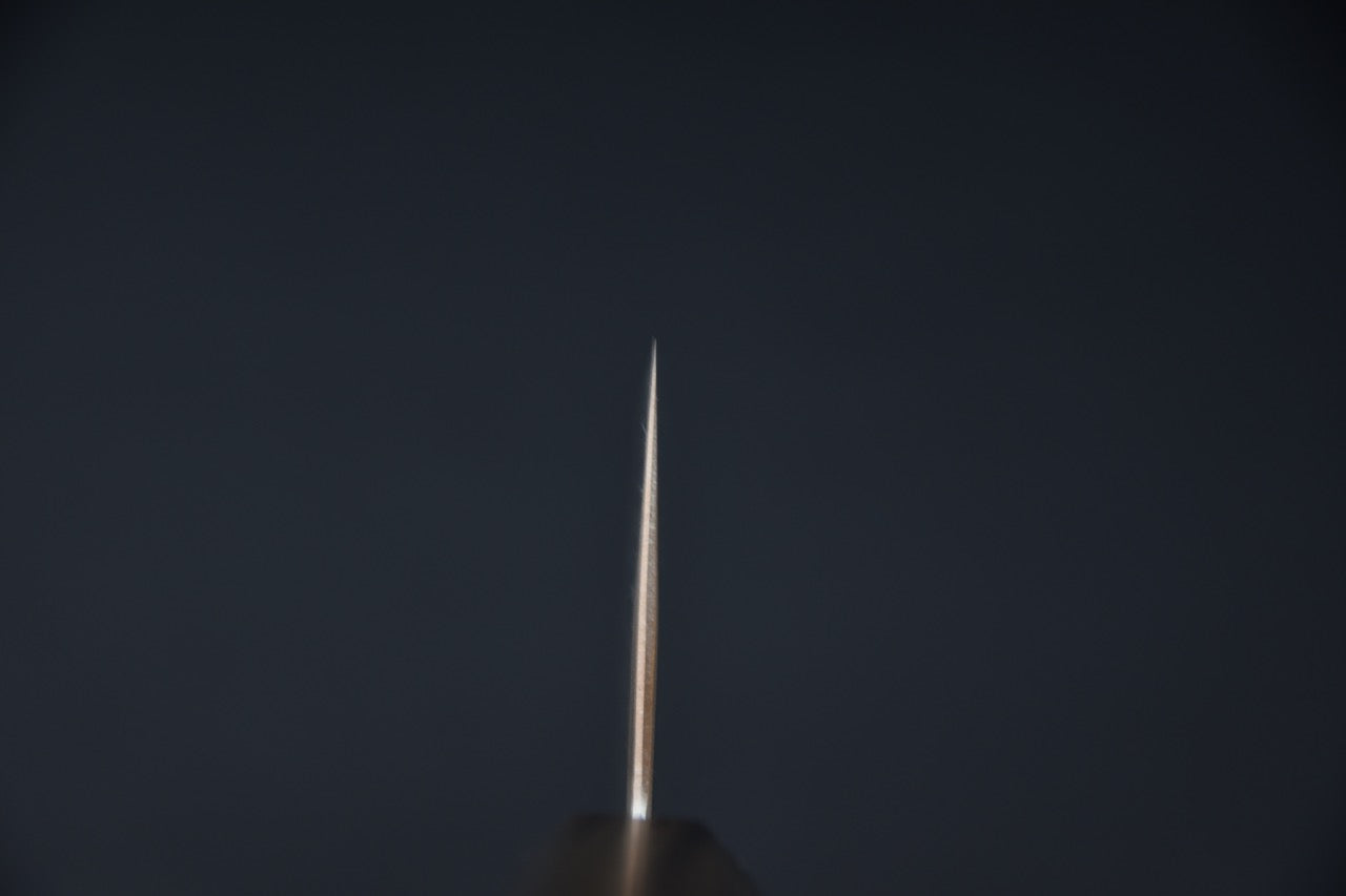 Couteau japonais Tsubaki lame fine et pointue en acier Damascus sur fond sombre