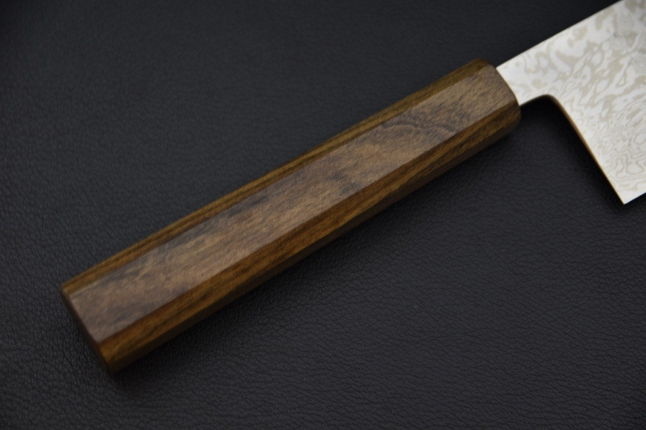 Couteau japonais Tsubaki avec lame en acier Damascus montrant un motif unique et esthétique