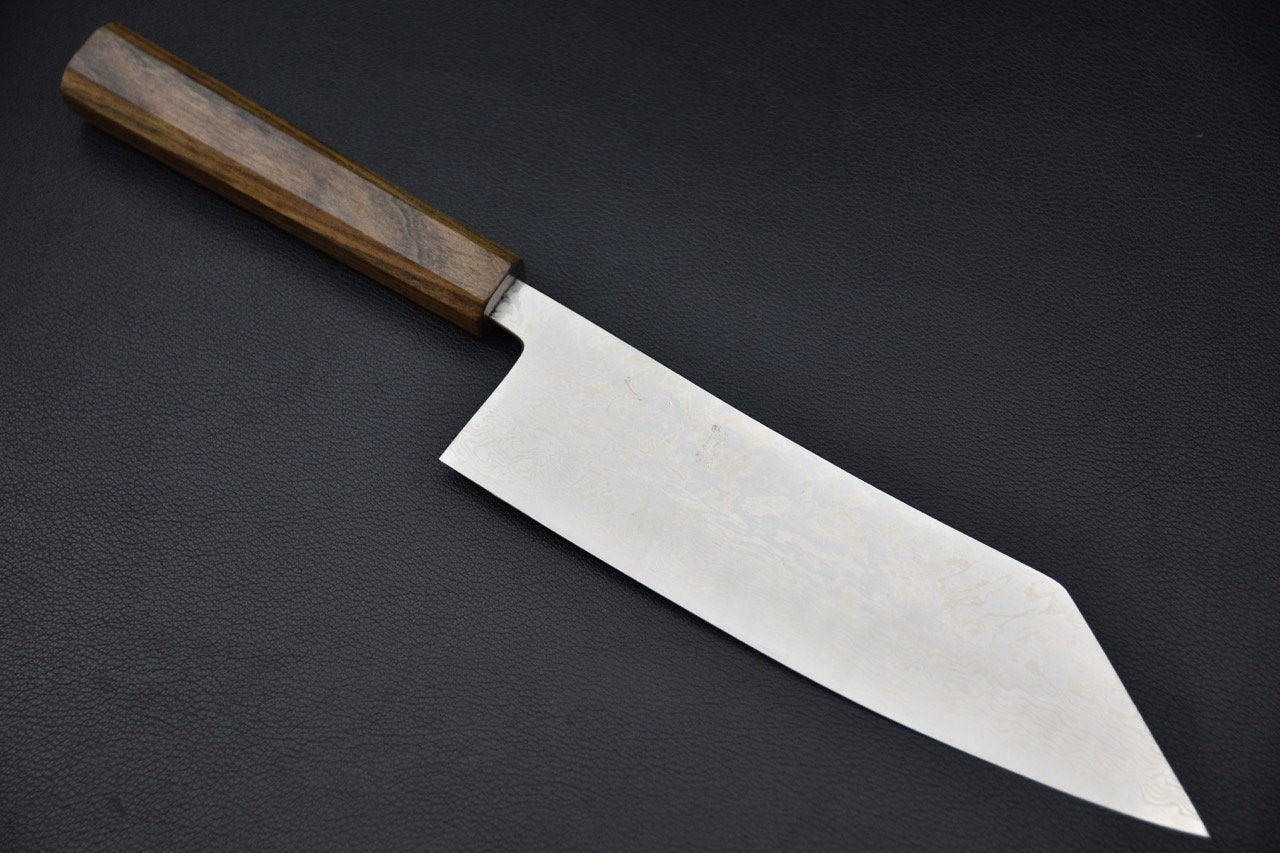  Gros plan sur la lame en acier Damascus du couteau japonais avec manche en bois