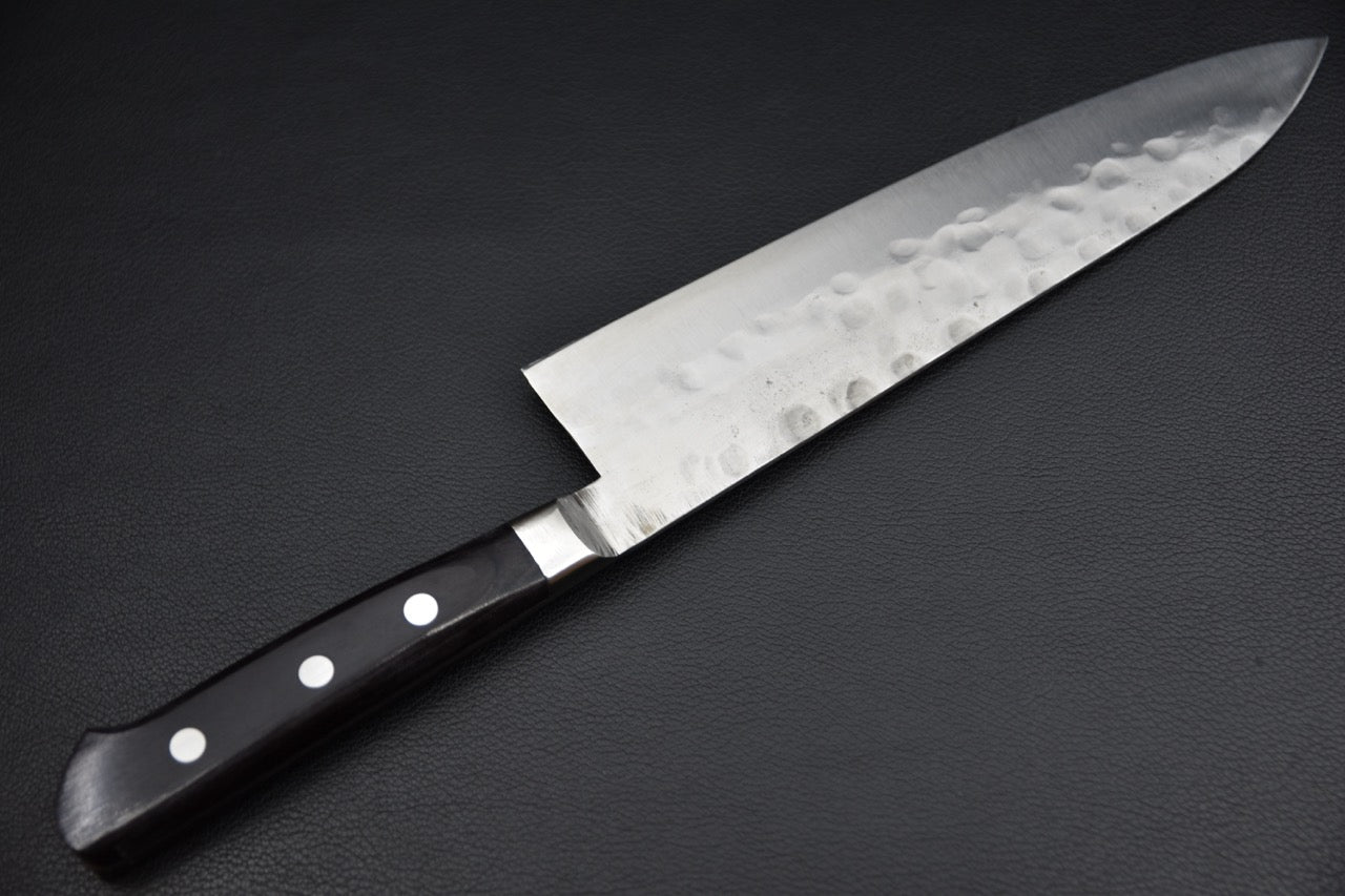 Couteau japonais gyuto 210 mm — détail de la finition tsuchime sur le flanc de lame