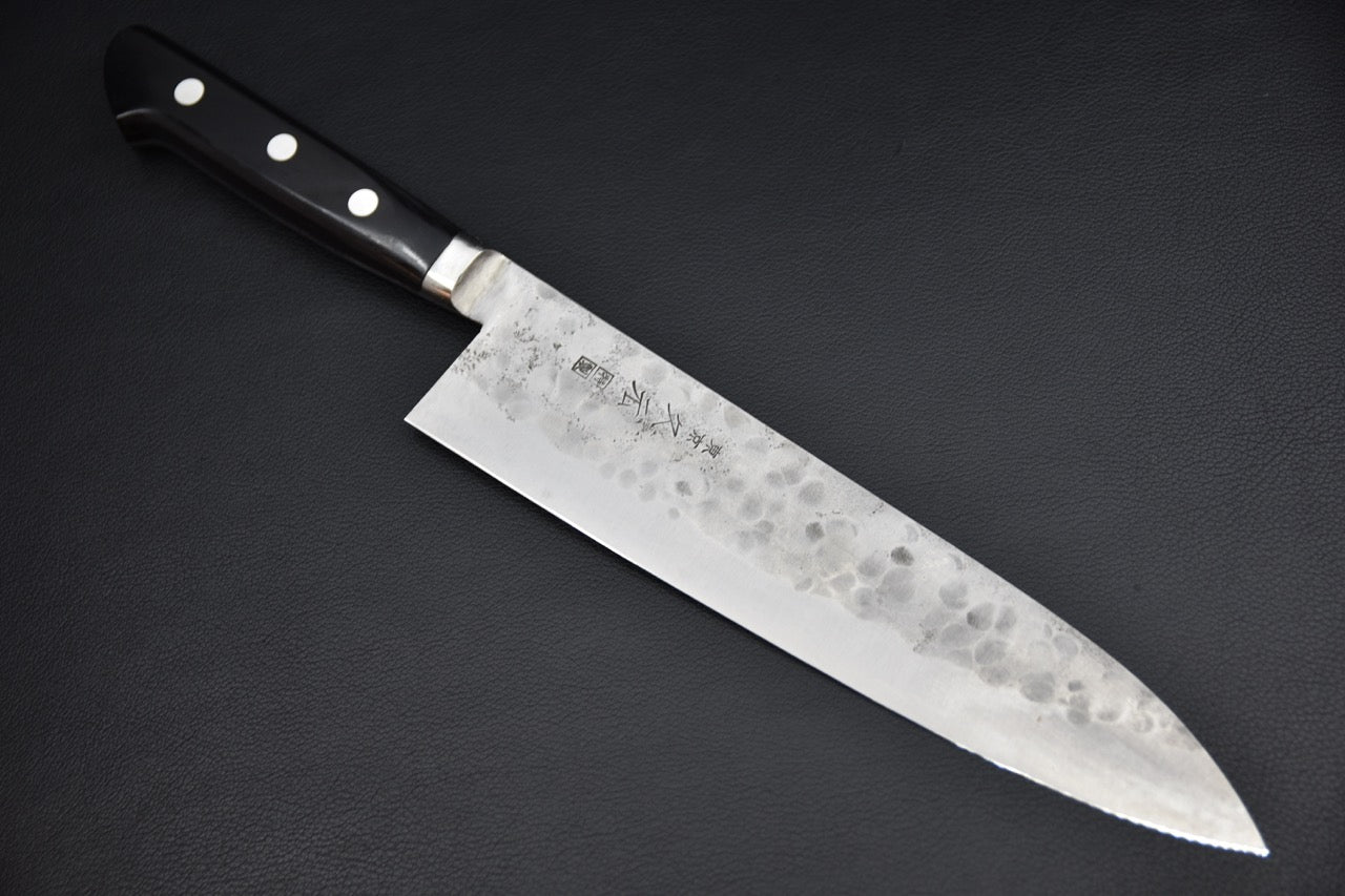 Gyuto 240 mm Shirogami #1 finition tsuchime — vue complète, couteau japonais sur fond neutre