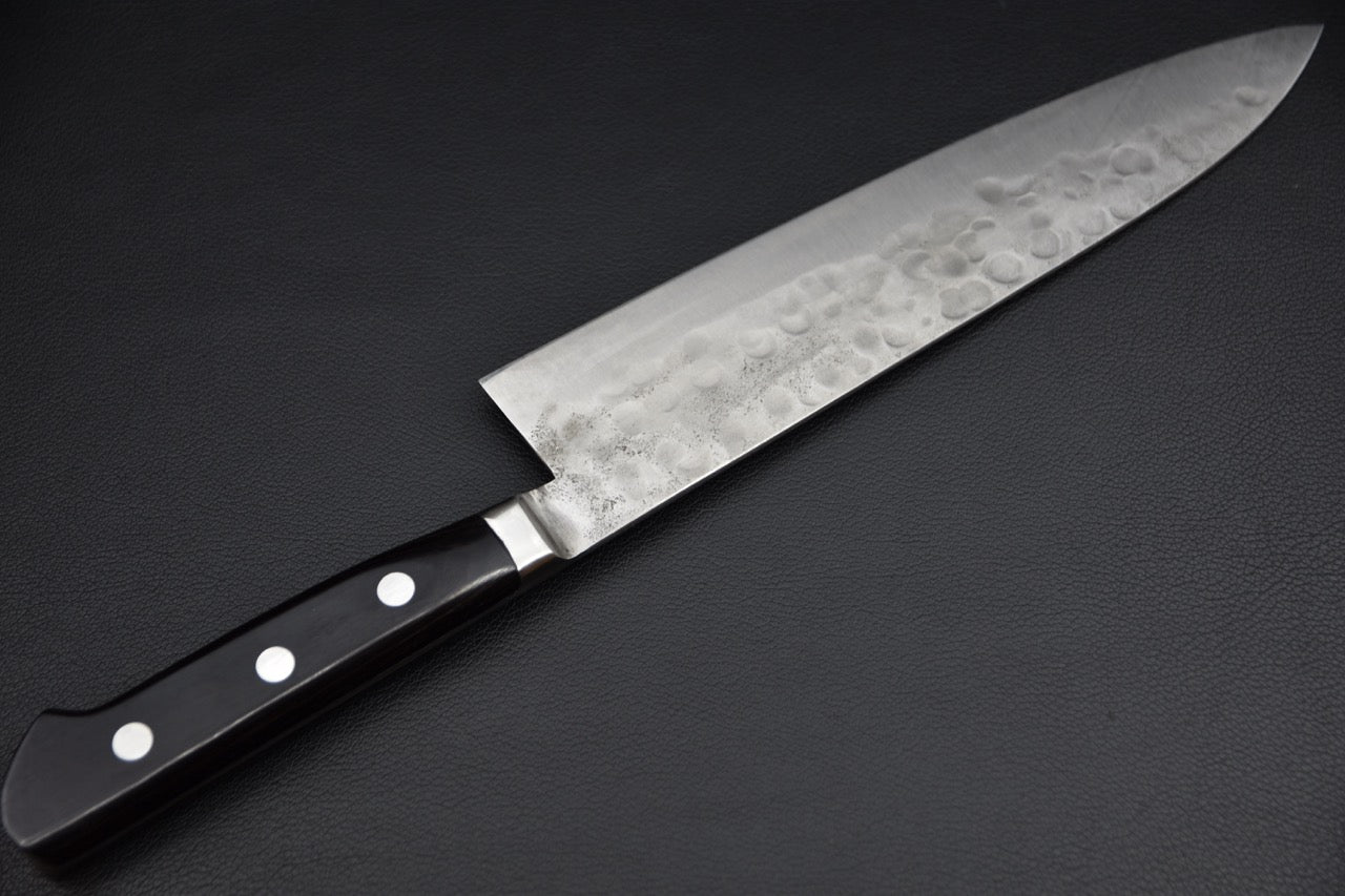 Gyuto 240 mm — détail de la finition tsuchime sur le flanc de lame, couteau japonais