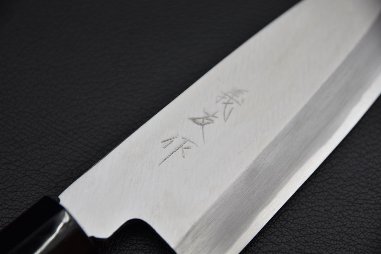 Couteau japonais funayuki 150 mm — détail du plat de lame côté kasumi, kanji gravés et transition brumeuse