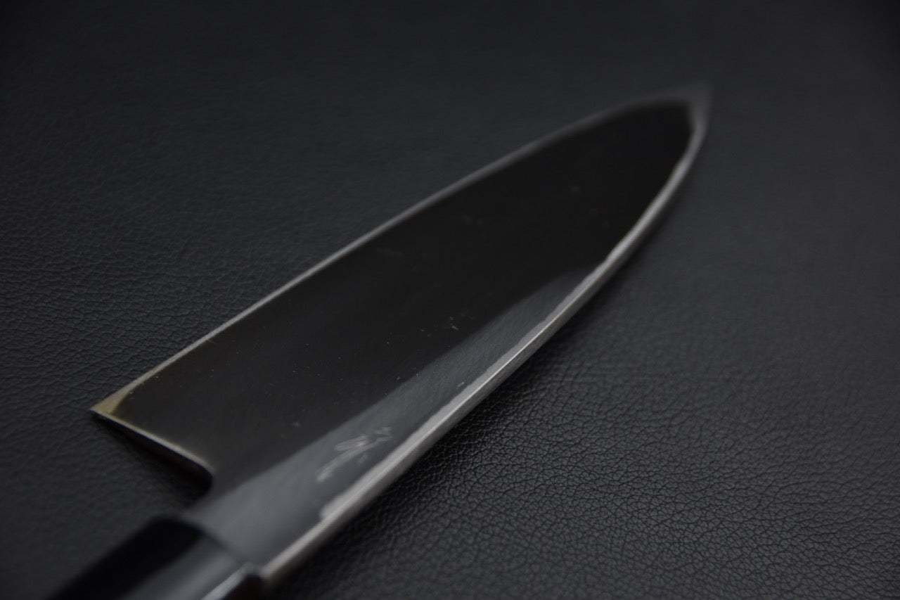 Couteau japonais funayuki 150 mm — détail de la pointe, finition kurouchi côté dos