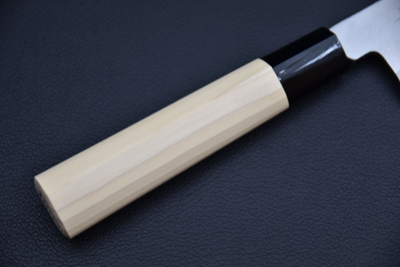 Couteau japonais funayuki 150 mm — détail du manche wa en bois clair, bague noire brillante