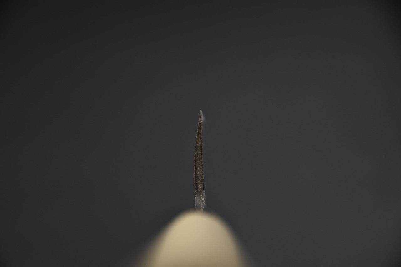 Couteau japonais funayuki 150 mm — vue de la tranche de lame depuis la pointe, profil du biseau