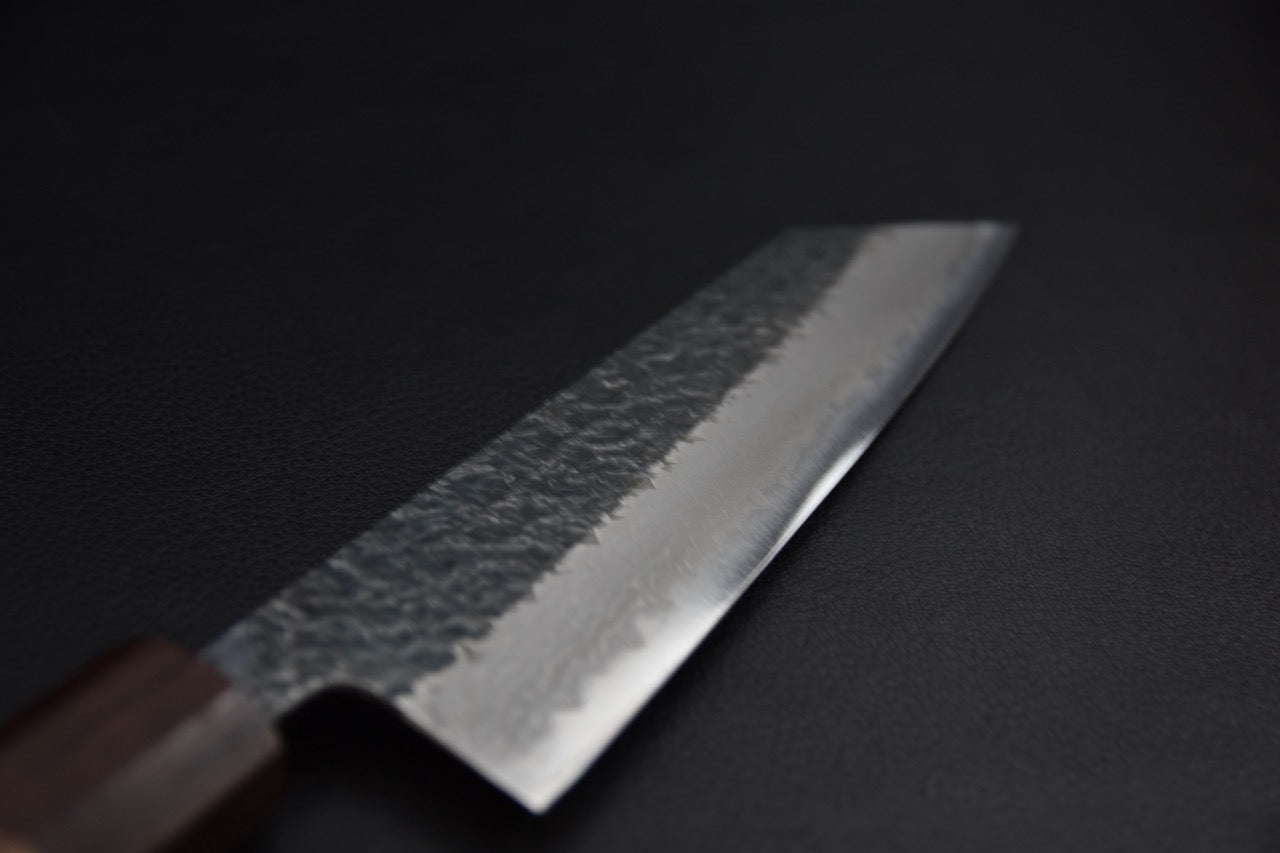 Couteau japonais bunka — détail de la finition tsuchime martelée sur le flanc de lame