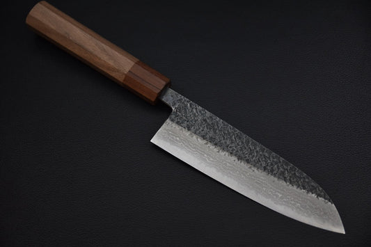 Santoku couteau japonais 165 mm Aogami #2 finition tsuchime, vue complète sur fond neutre