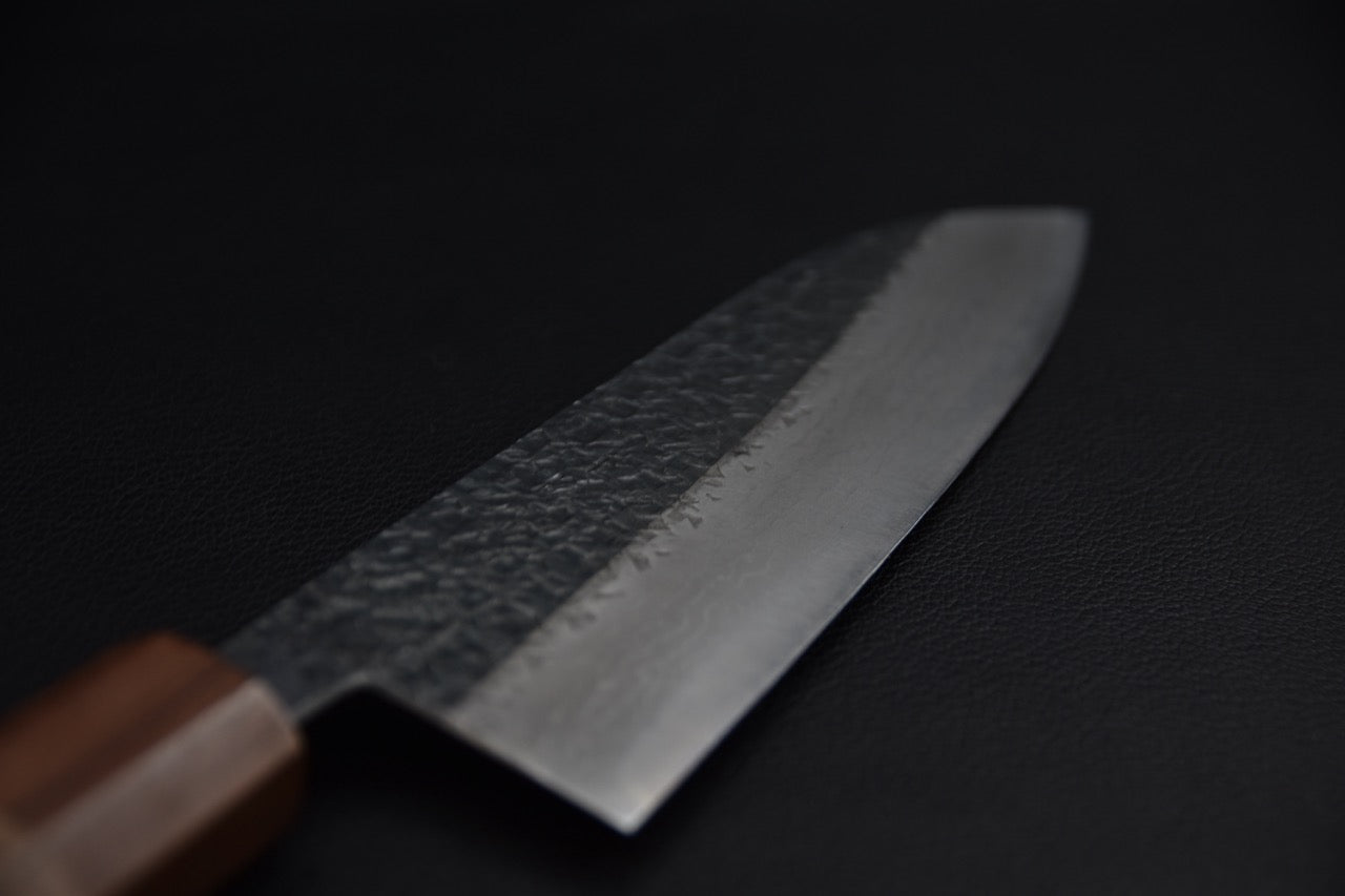 Santoku couteau japonais 165 mm, profil de lame avec finition tsuchime martelée