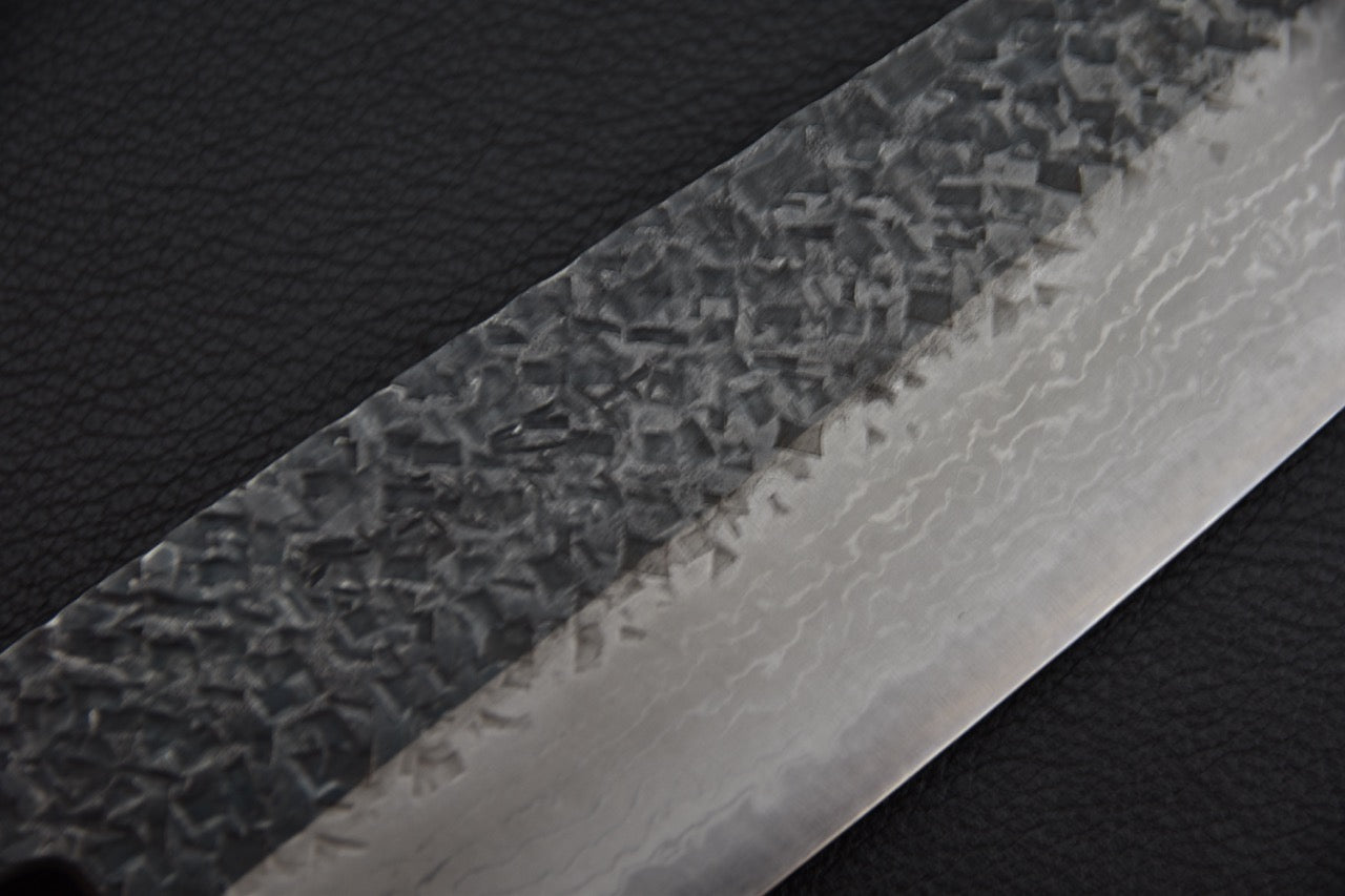 Détail finition tsuchime sur lame de santoku couteau japonais, empreintes de marteau visibles