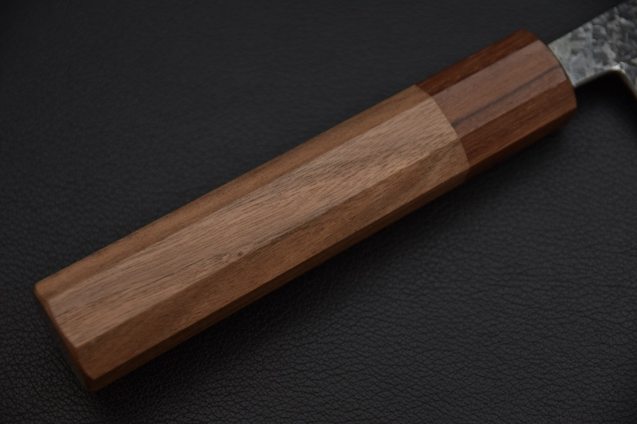 Vue dorsale du santoku couteau japonais 165 mm, dos de lame et finition tsuchime