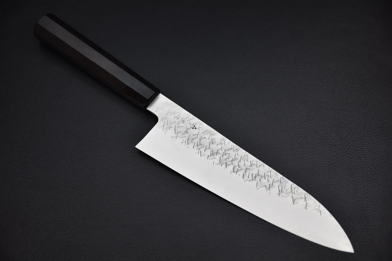 Nigara Hamono gyuto 210 mm — vue d'ensemble, manche en ébène et lame avec motif gravé