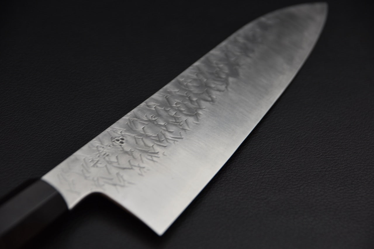 Nigara Hamono gyuto 210 mm — détail de la pointe et du motif gravé sur le jigane
