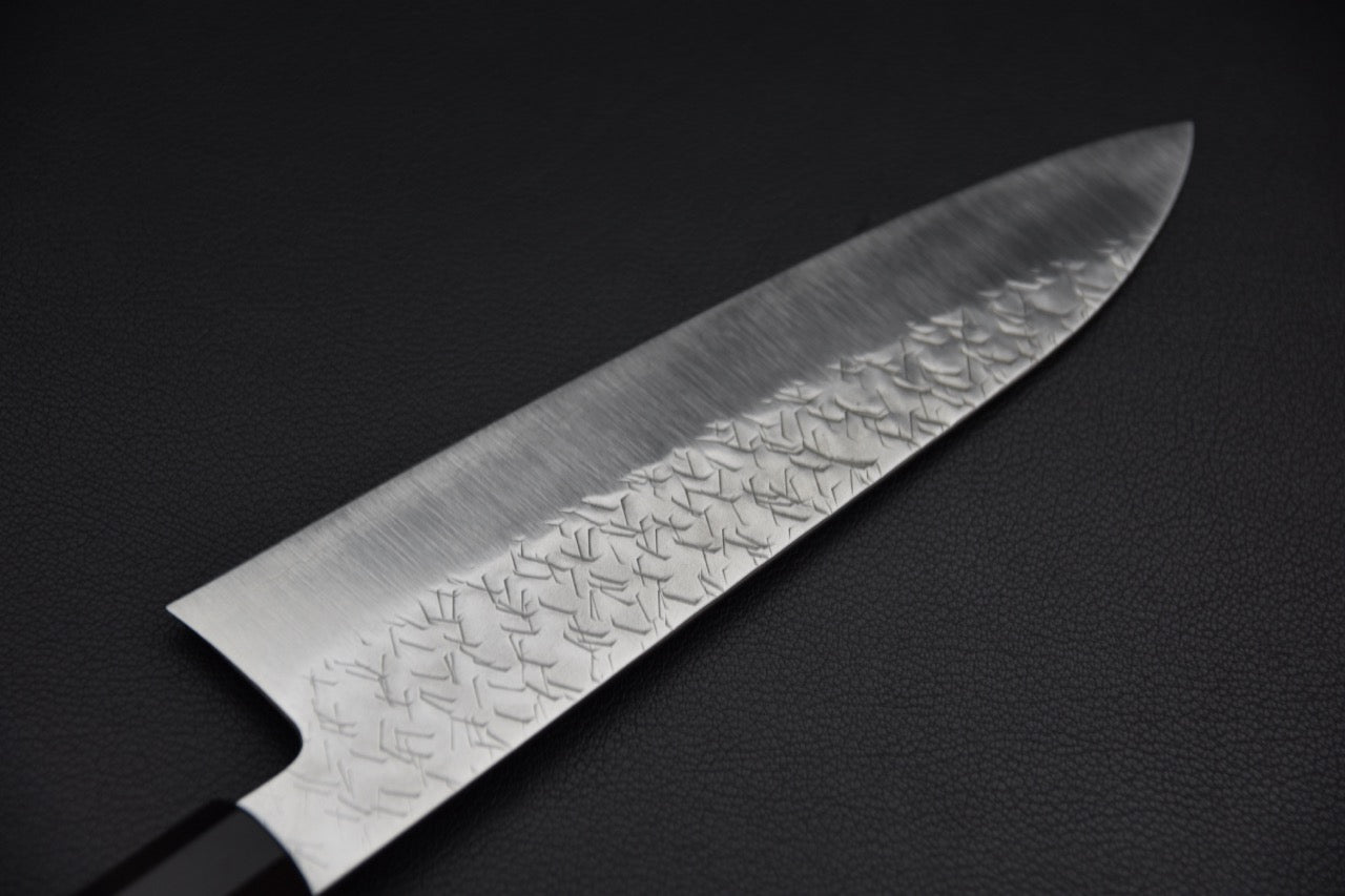 Nigara Hamono gyuto 210 mm — vue latérale côté gauche, motif gravé sur toute la longueur