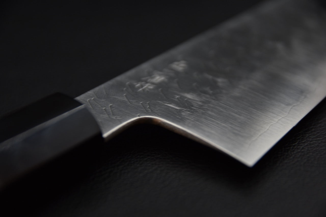 Nigara Hamono gyuto 210 mm — détail du talon et de la zone de transition lame-manche