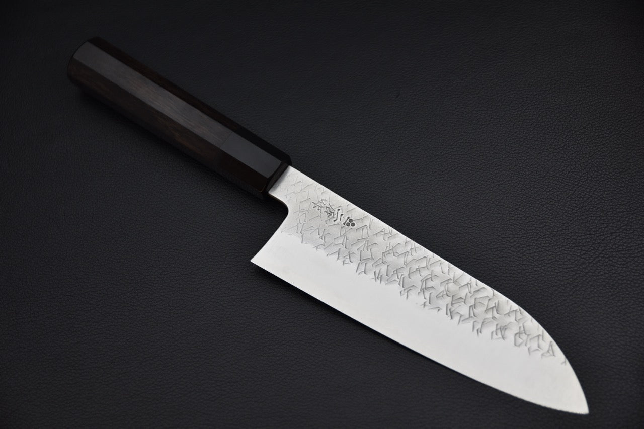Nigara Hamono santoku 180 mm — vue d'ensemble, manche en ébène octogonal et lame avec motif gravé