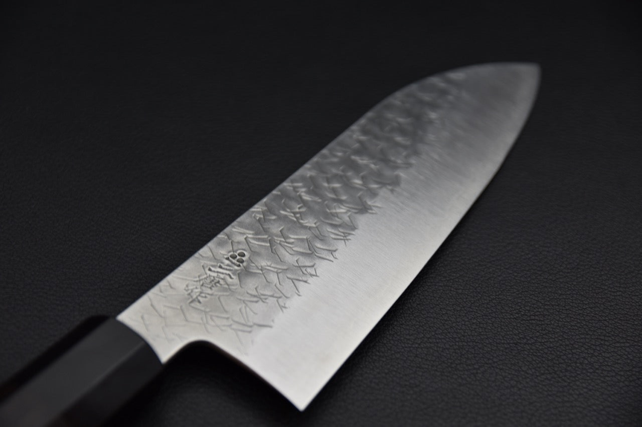 Nigara Hamono santoku 180 mm — gros plan sur la pointe et le motif gravé sur le jigane