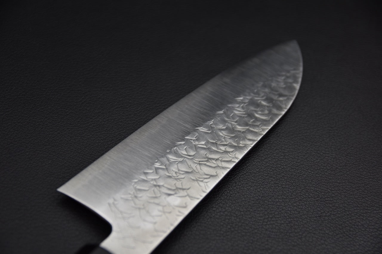 Nigara Hamono santoku 180 mm — gros plan sur le tranchant et la progression du motif gravé