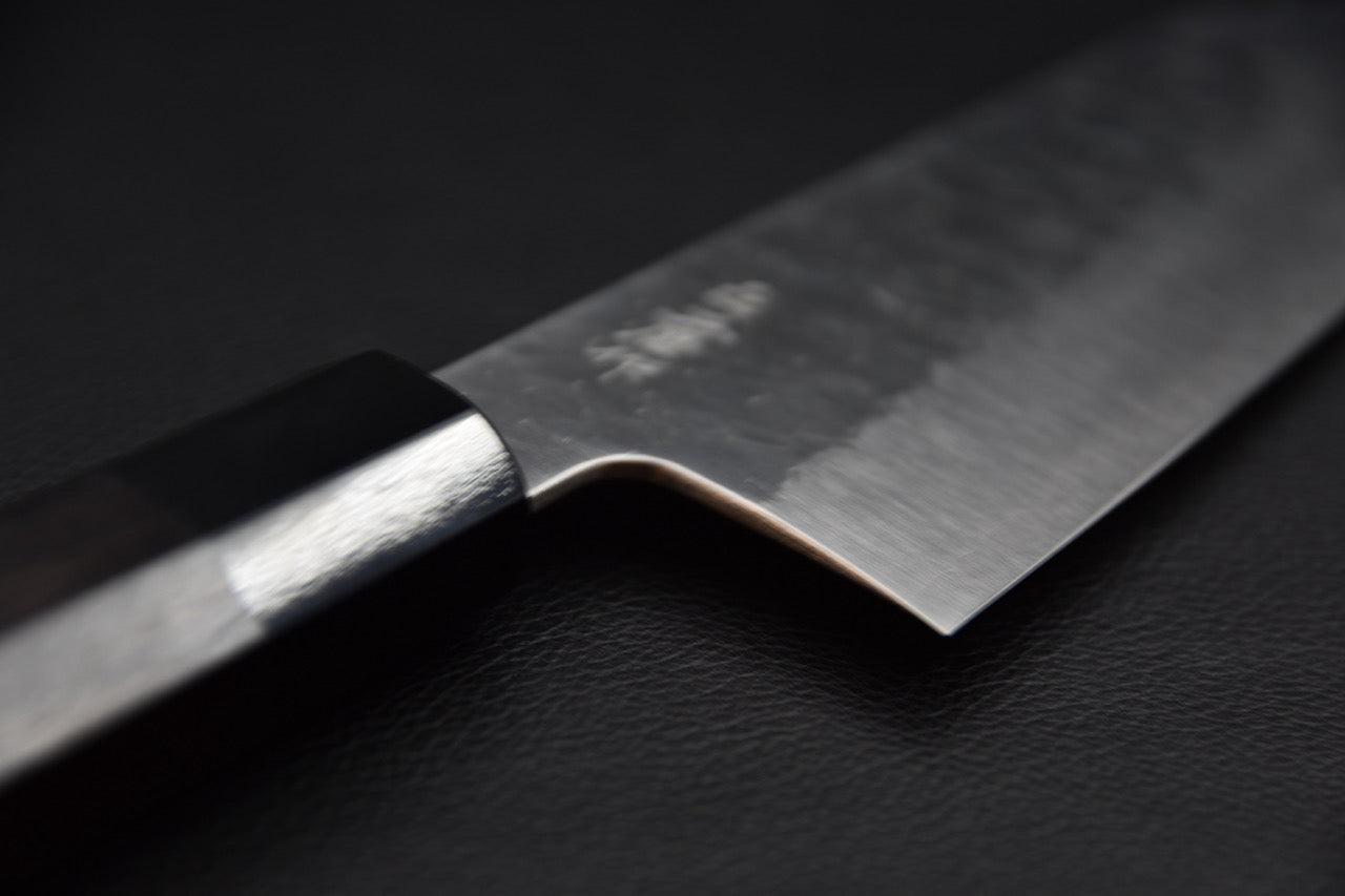 Nigara Hamono santoku 180 mm — gros plan sur le talon de lame et la jonction manche-lame