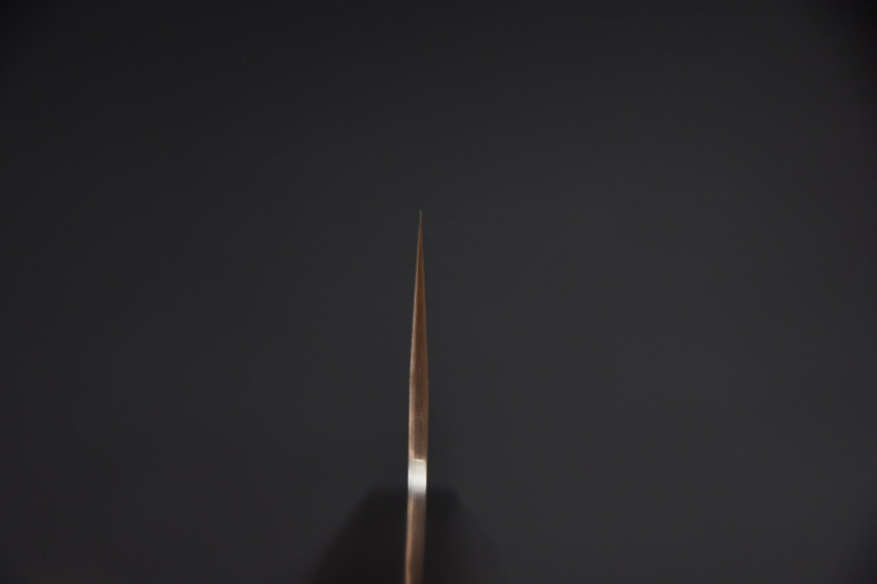 Nigara Hamono santoku 180 mm — vue de la pointe en contre-plongée, fil visible