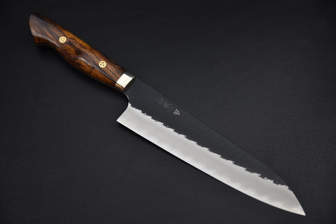 Couteau japonais gyuto 210 mm — vue complète sur fond noir, manche bois foncé à rivets dorés
