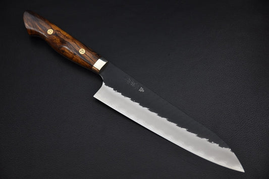 Couteau japonais gyuto 210 mm — vue complète sur fond noir, manche bois foncé à rivets dorés