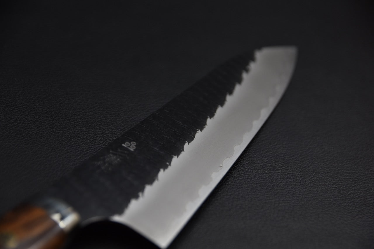 Couteau japonais gyuto 210 mm — gros plan sur la pointe de lame, finition kurouchi et tsuchime