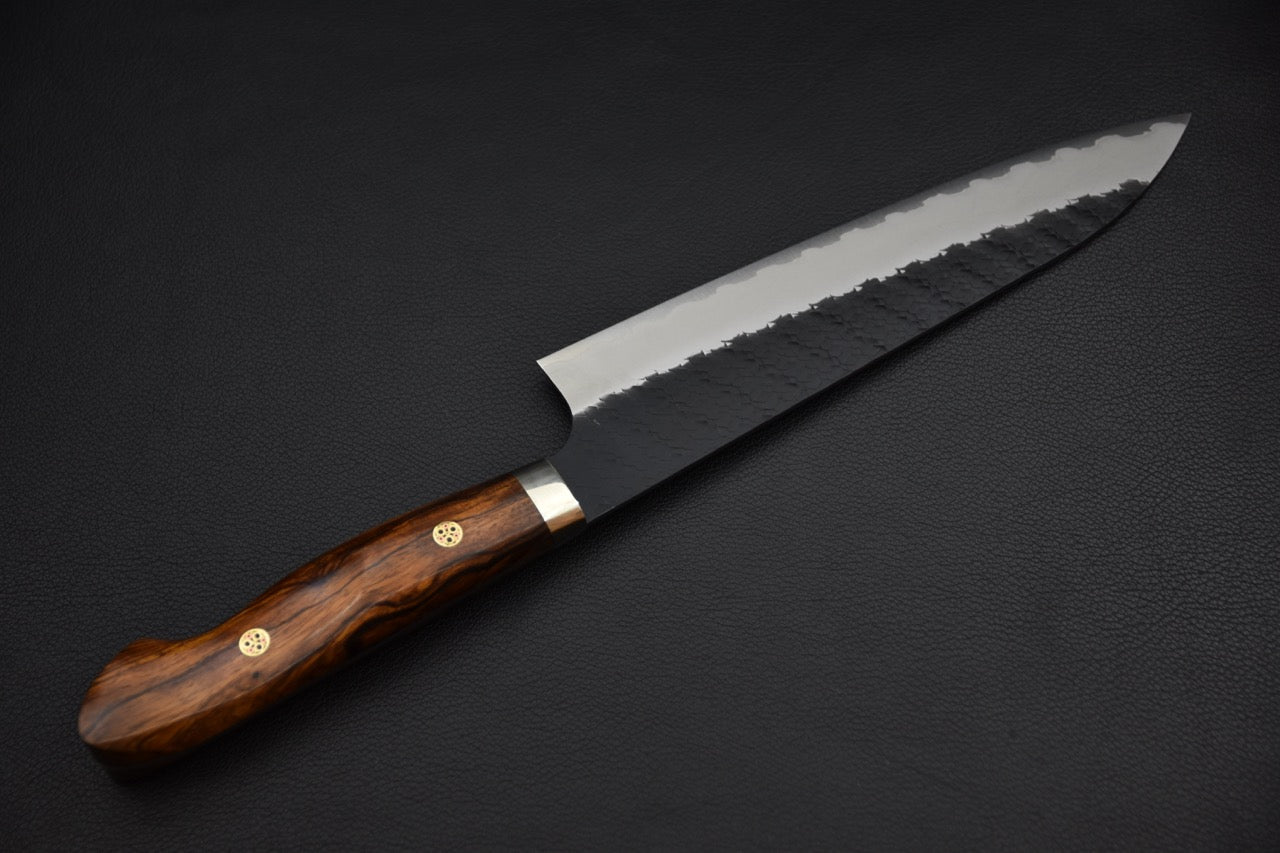 Couteau japonais gyuto 210 mm — vue complète côté biseau poli, manche bois foncé