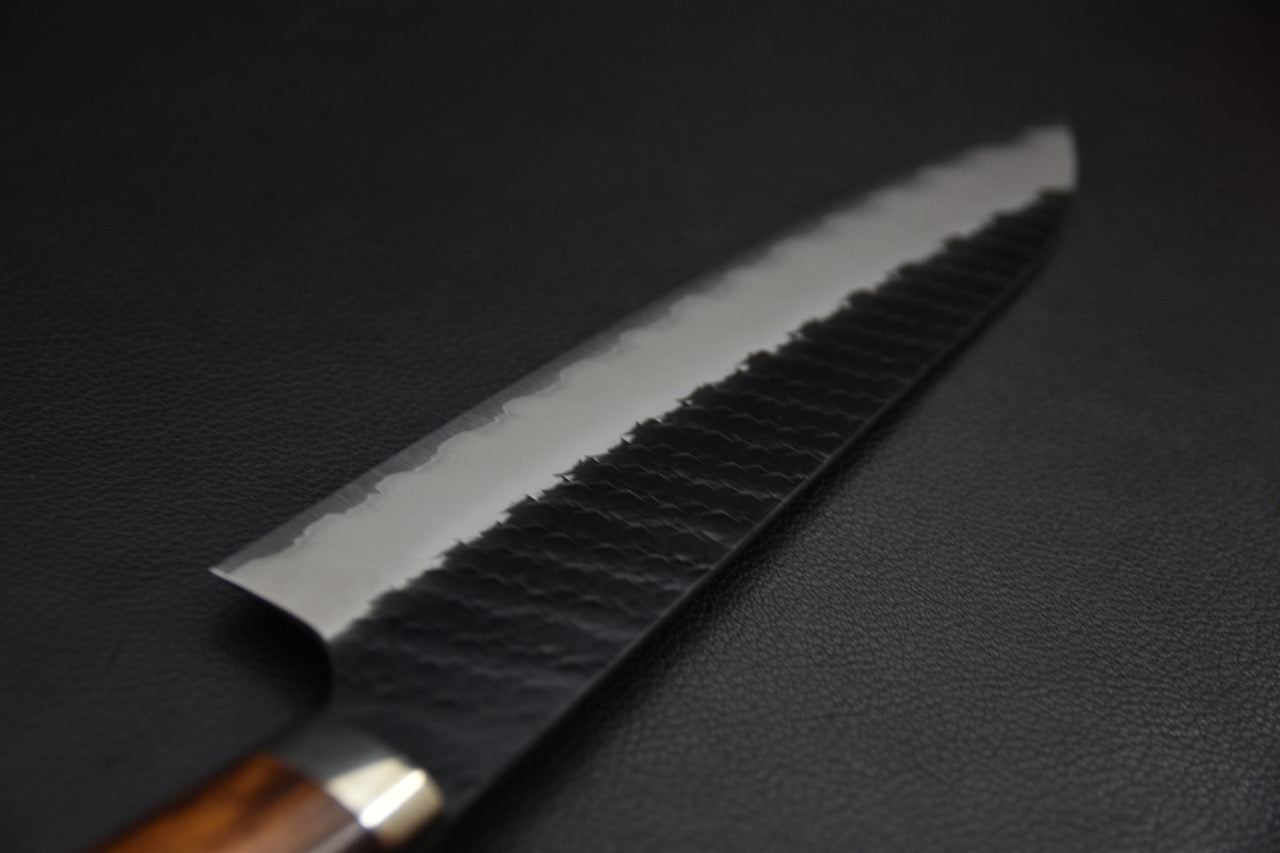 Couteau japonais gyuto 210 mm — détail du tranchant et de la finition tsuchime martelée