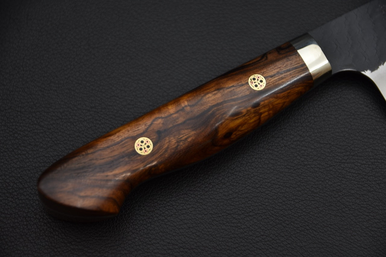 Couteau japonais gyuto 210 mm — détail du manche bois foncé, rivets à rosette dorée et virole