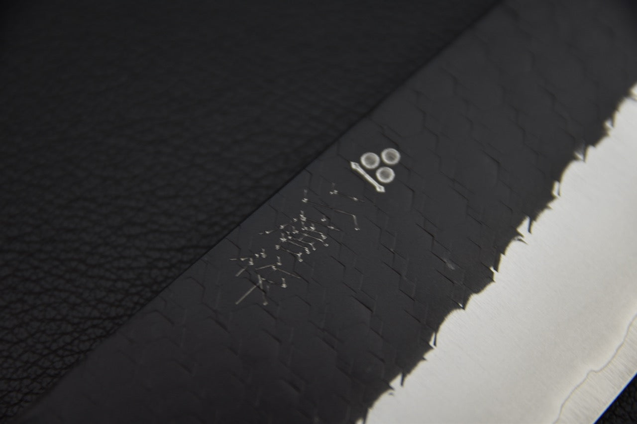 Nigara kiritsuke 210 mm couteau japonais — détail finition tsuchime martelée sur flanc