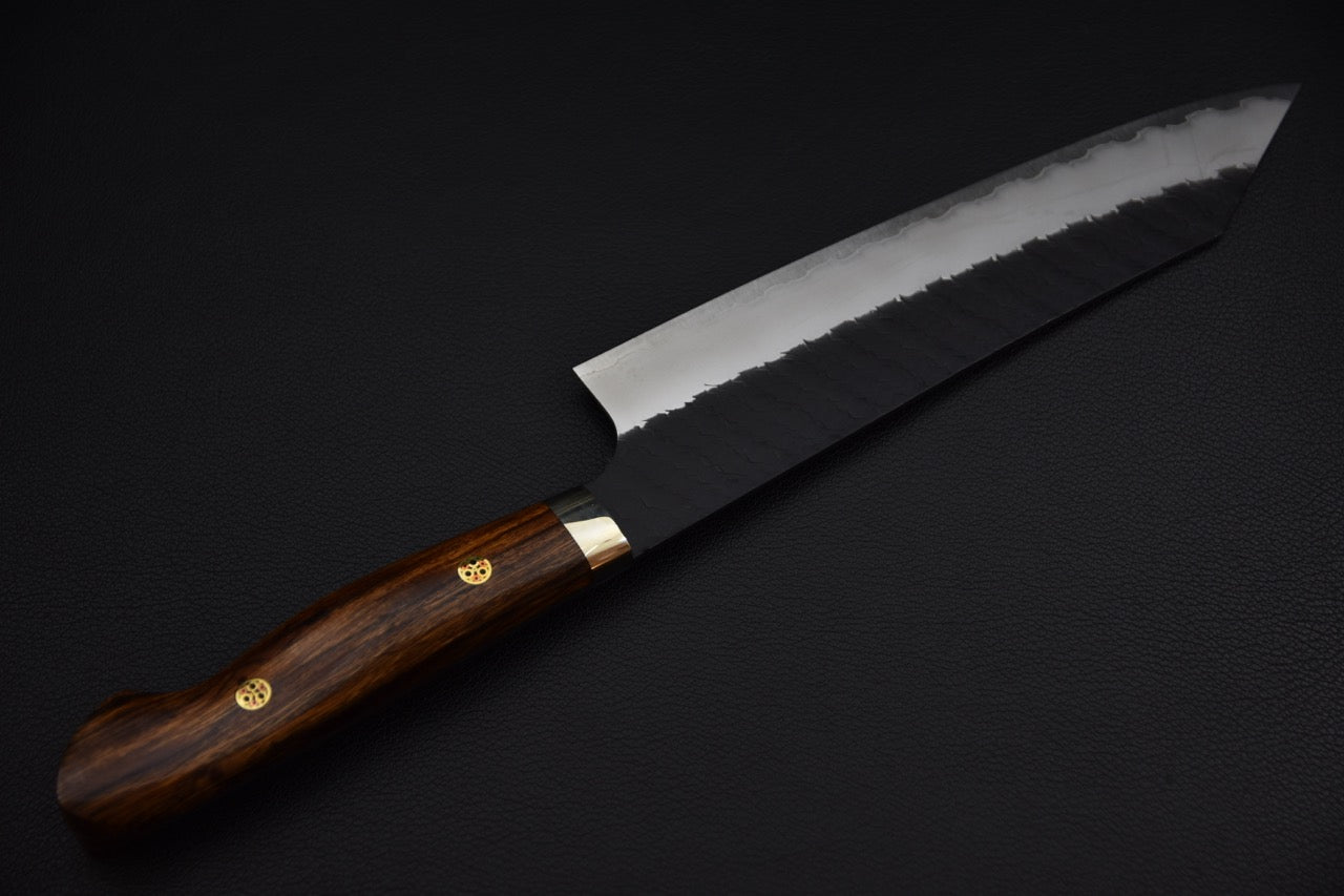 Nigara kiritsuke 210 mm couteau japonais — détail finition kurouchi, contraste biseau poli