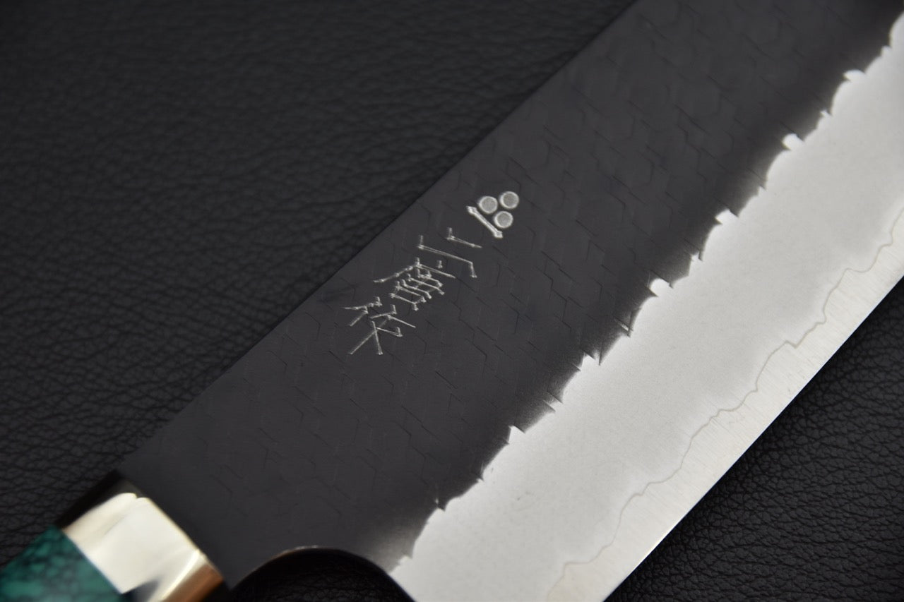 Couteau japonais nakiri SG2 — gros plan sur la lame, finition tsuchime et inscriptions