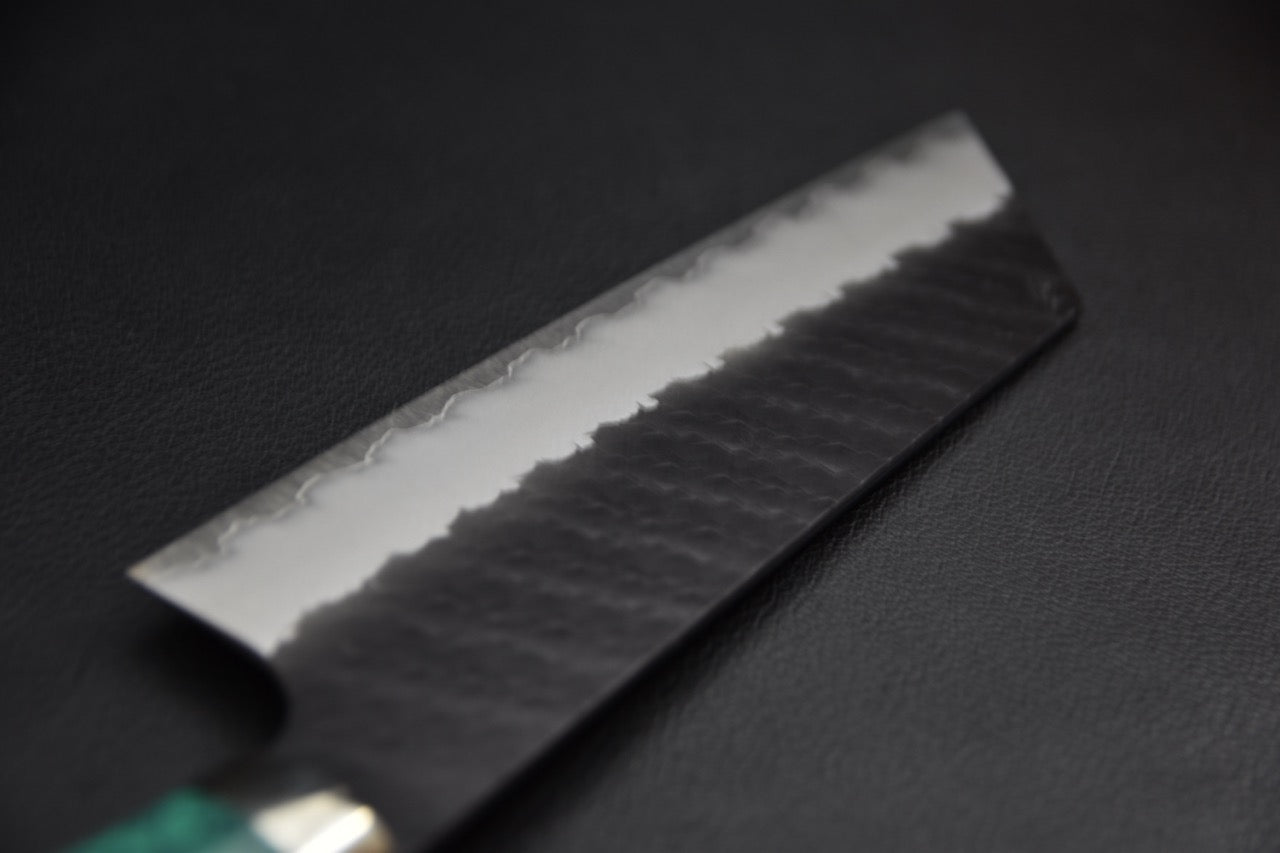 Couteau japonais nakiri SG2 — détail de la pointe k-tip et du tranchant poli