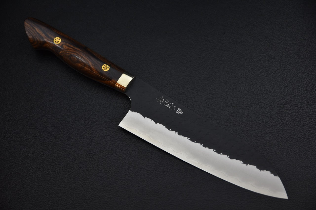 Nigara Hamono santoku SG2 — vue complète, couteau japonais sur fond neutre