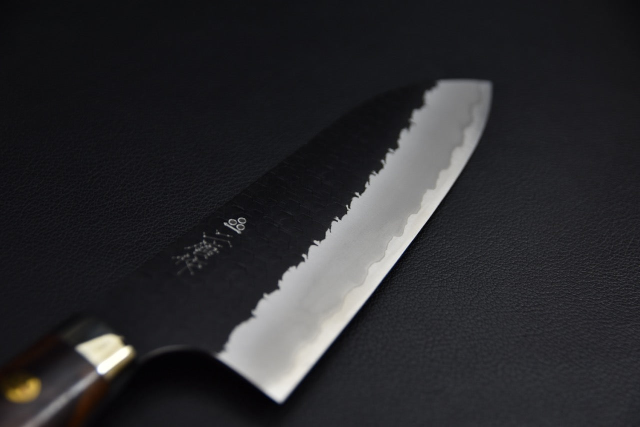 Santoku japonais SG2 sanmai — profil de lame, finition kurouchi et tsuchime visible