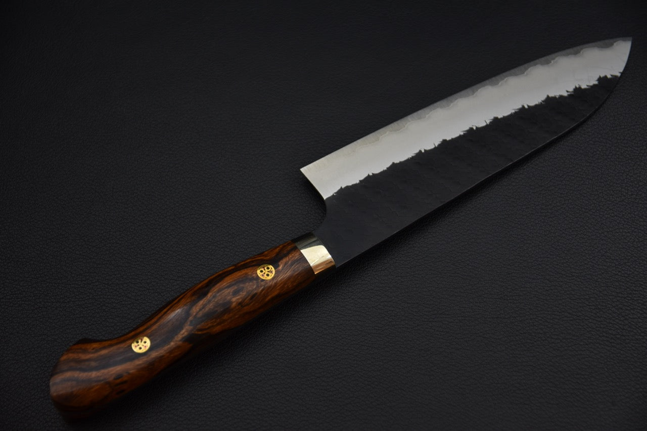 Santoku SG2 kurouchi — vue du flanc de lame avec finition martelée tsuchime