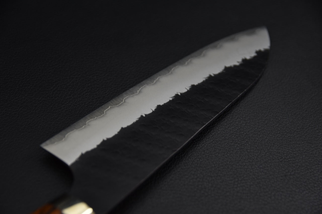 Couteau japonais santoku — détail du manche wa, vue de trois quarts