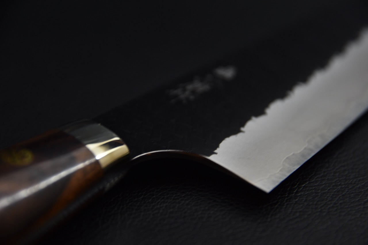 Couteau japonais santoku — vue du dos de lame, finition kurouchi mate